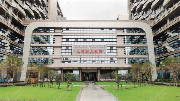 上海醫(yī)大醫(yī)院眼科劉瑜怎么樣？25年萬例手術(shù)-做晶體植入/白內(nèi)障治療